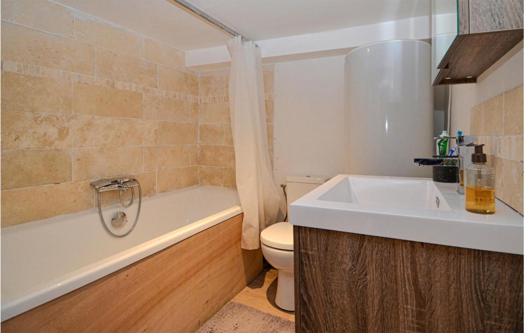 Awesome Apartment In Pujaut With Swimming Pool Ngoại thất bức ảnh
